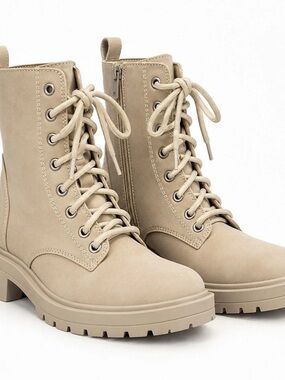 NWT UNR8ED Women’s Beige Combat Boots Size 9W Wide Width Lace Up Side Zip Lug So